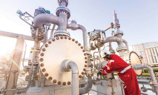 Shell’s LNG regasification terminal in Gibraltar. An inspector checks the gas pressure gauge of the evaporator.