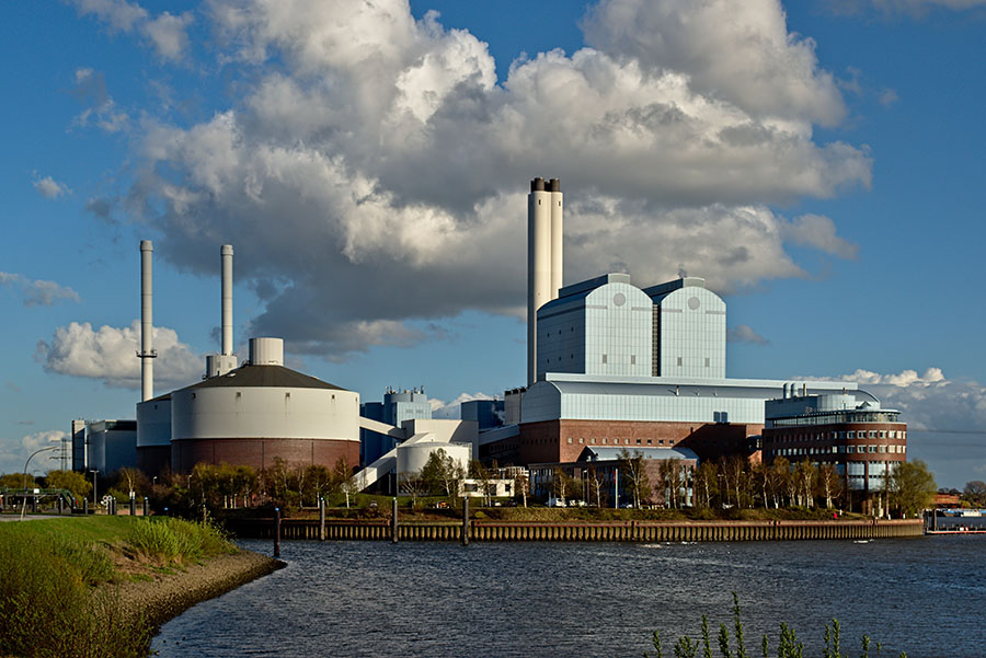 Waste heat offers great potential for use in district heating. Tiefstack district heating station. Courtesy of Sebastian Koppehel through Wikimedia Commons.