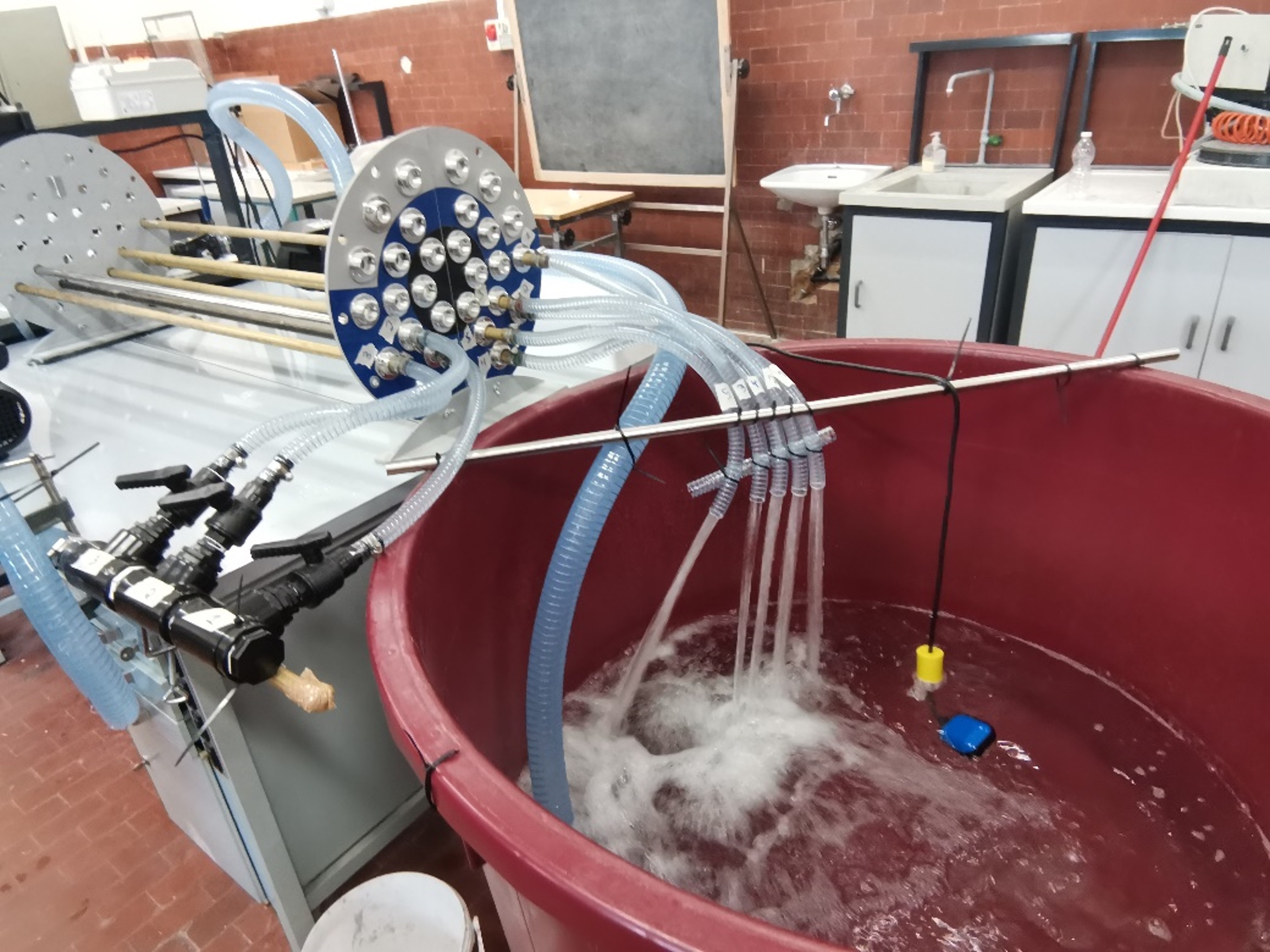 Figure 8. Test setup for seawater fl ow simulation in coated and uncoated tubes.