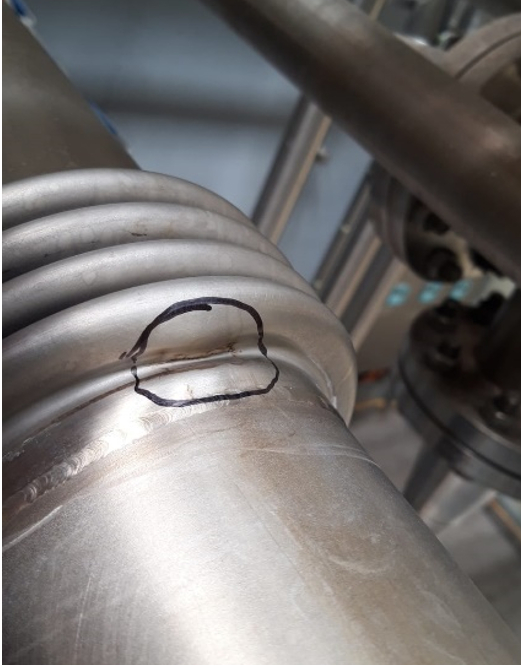 Figures 2, 3, 4 and 5. Examples of expansion joints collapsed and cracked by an overpressure in shell side.