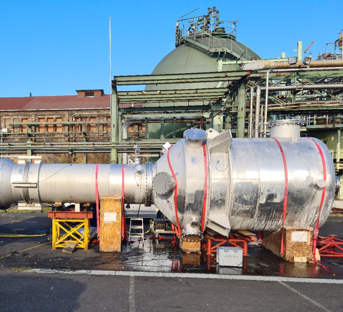 Acoustic Emission Testing: Sensors on a process vessel.